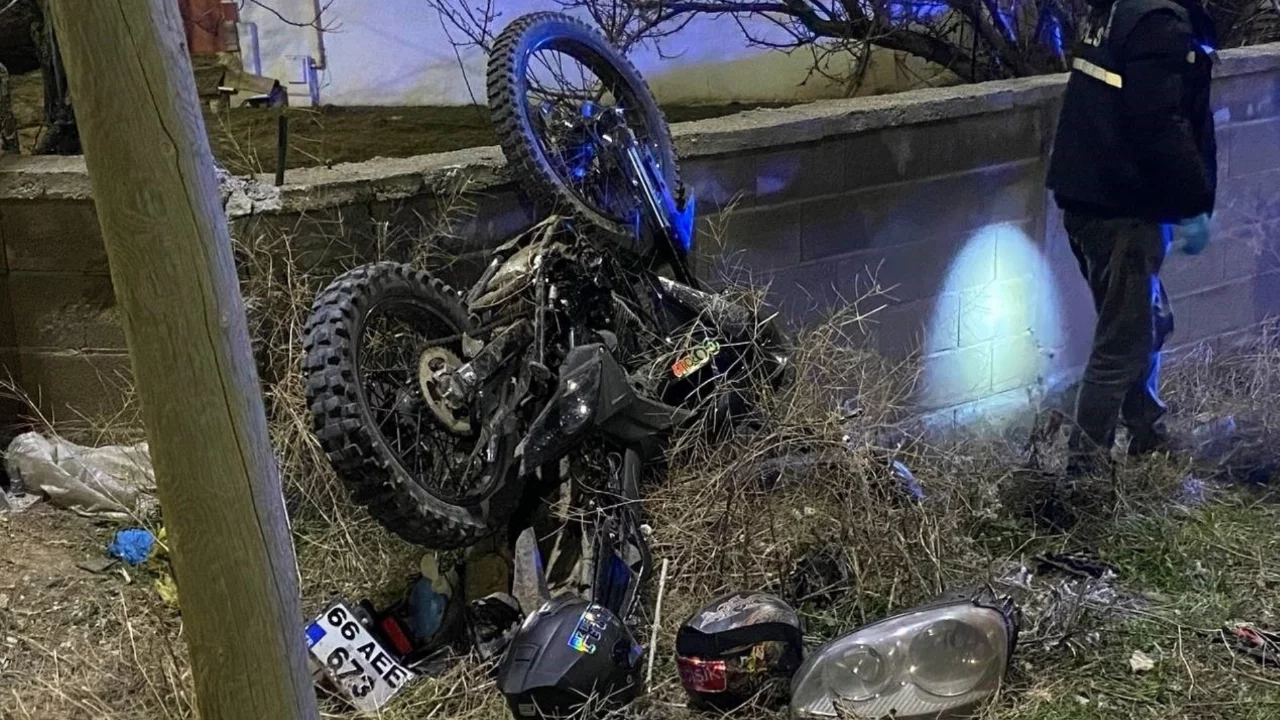 Motosiklet otomobille kafa kafaya çarpıştı: Ölü ve yaralılar var