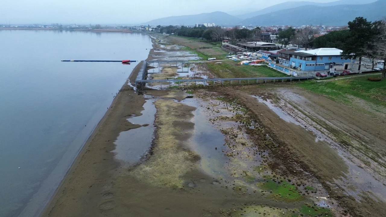 Bursa'da fabrikaların tonlarca su çektiği İznik Gölü 200 metre çekildi