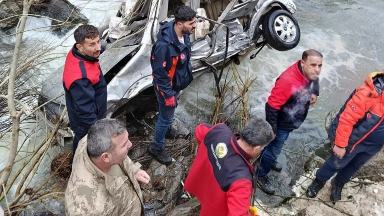 Bir otomobil uçuruma yuvarlandı! 3 kişi hayatını kaybetti, 5 kişi ağır yaralandı