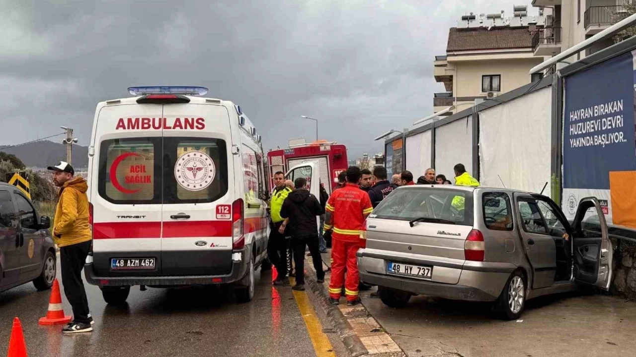 Fethiye'de otomobil duvara çarptı: 1 ölü, 2 yaralı