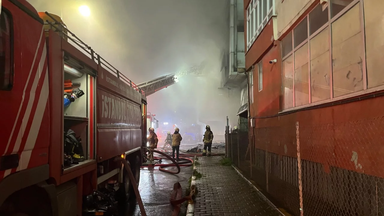 İstanbul'da 4 katlı tekstil fabrikasında korkutan yangın