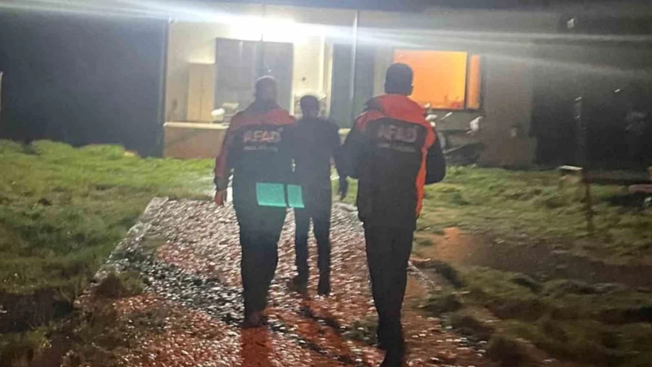 Muğla'da aracı akıntıya kapılan vatandaş son anda kurtuldu