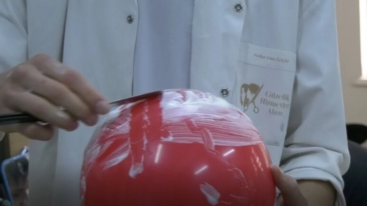 Bursa'da köpüklü balonu patlatmadan, jiletle tıraş ederek sınavı geçiyorlar