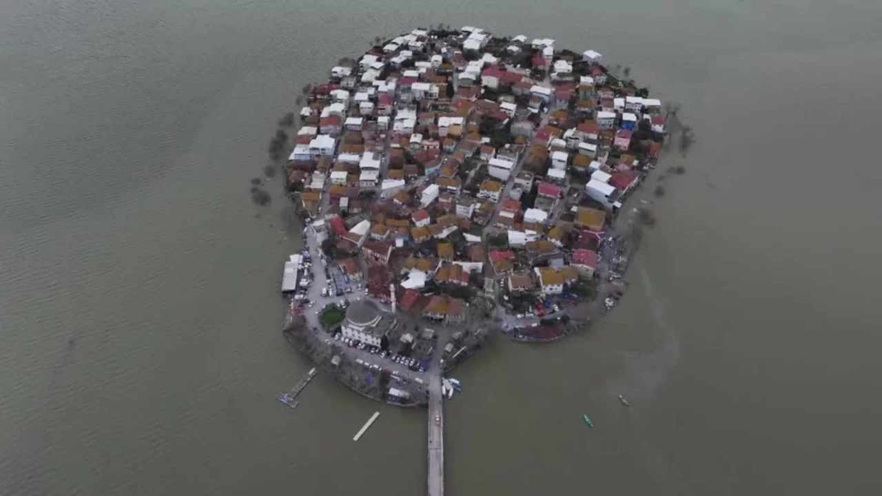 Debisi yükselen Uluabat Gölü'nün suyu Gölyazı 'da evlerin duvarına dayandı