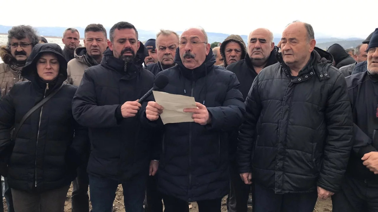 İznik Gölü'nde vahşi su tüketimi protestosu: Suyu değil, geleceğimizi çekiyorsunuz