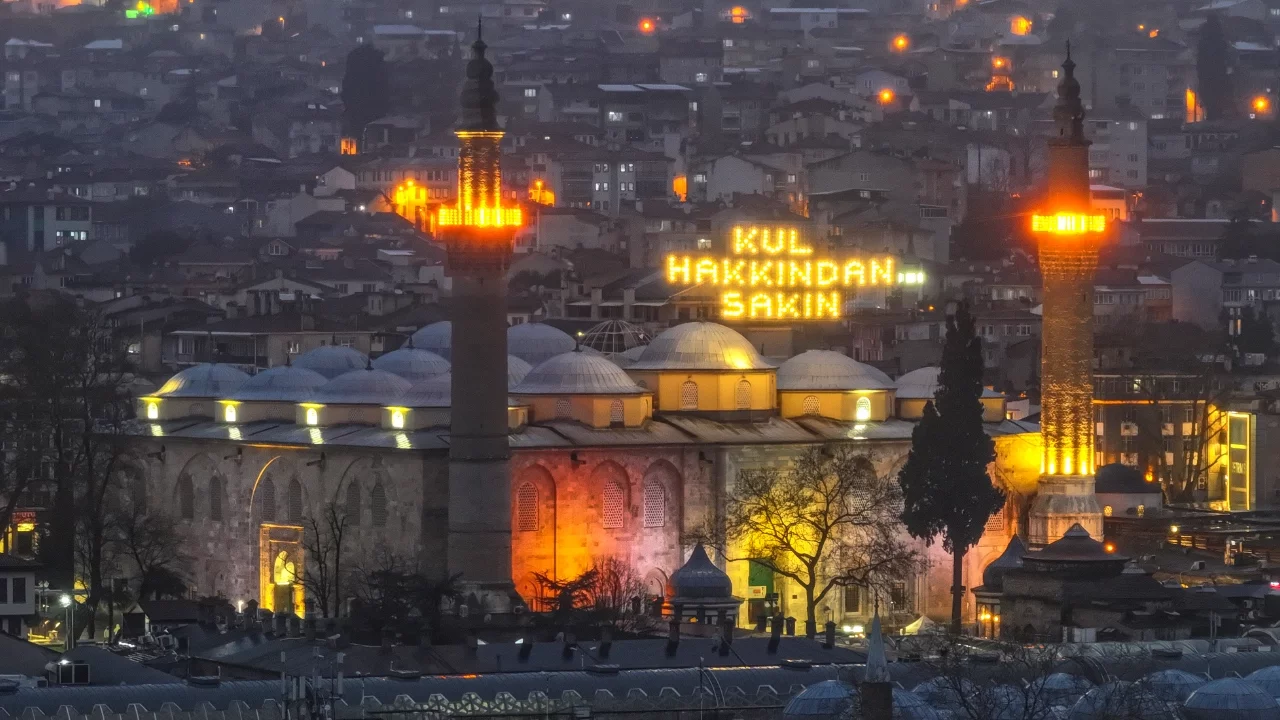 Bursa Ulu Cami'de "Kul hakkından sakın" mahyası yakıldı