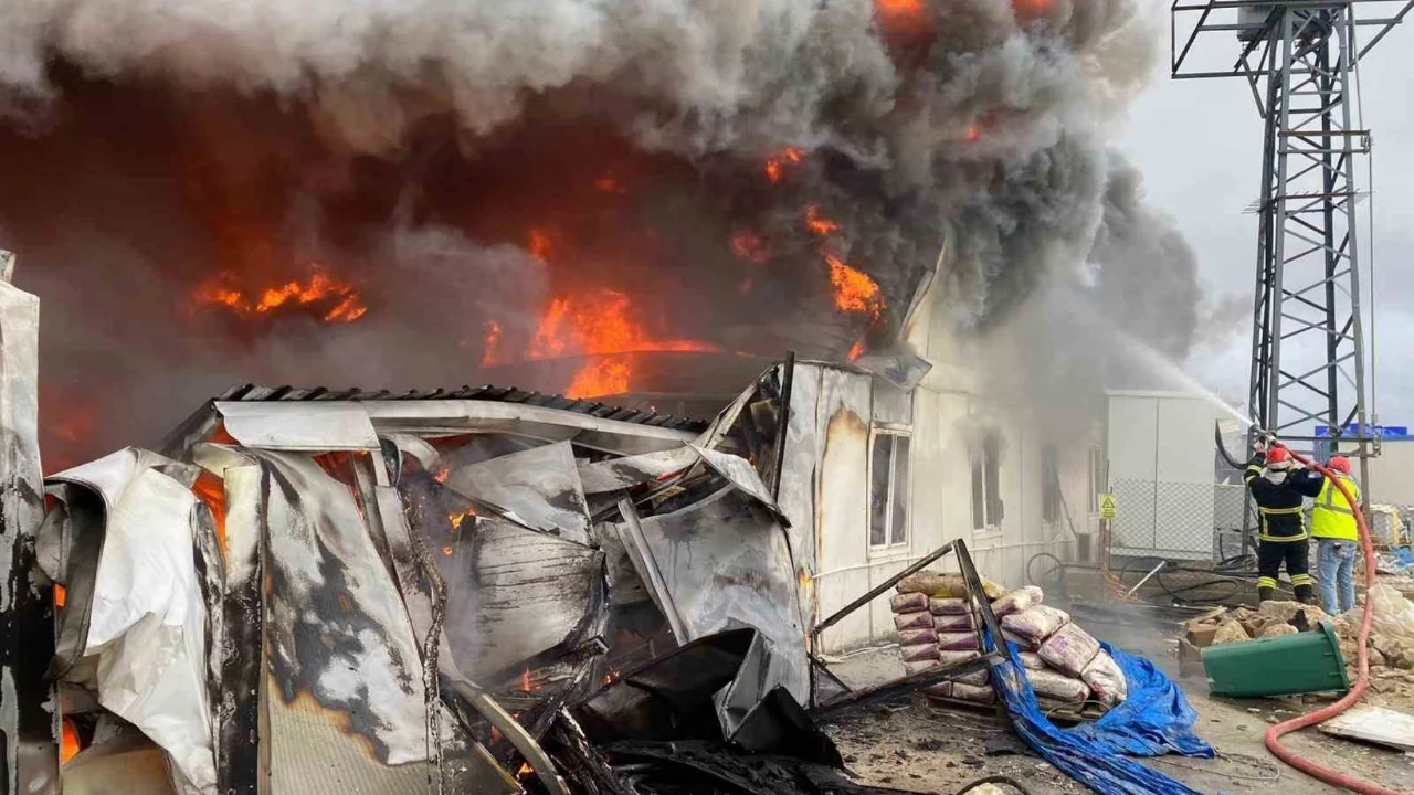 Hatay'da konteyner yatakhane alevlere teslim oldu
