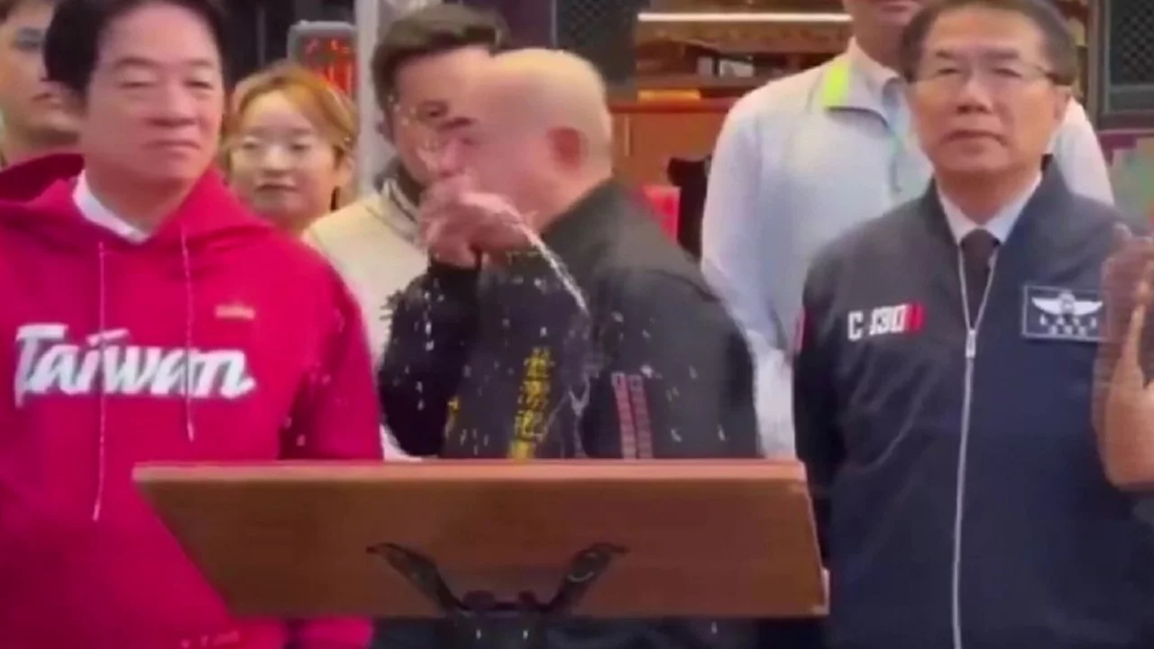 Tayvan'da Tapınak Başkanı, tören esnasında Devlet Başkanı'nın üzerine kustu