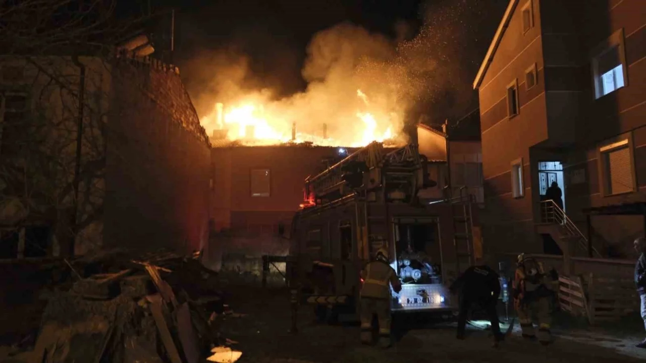 Karaman'da çatı yangını: 3 kişi dumandan etkilendi