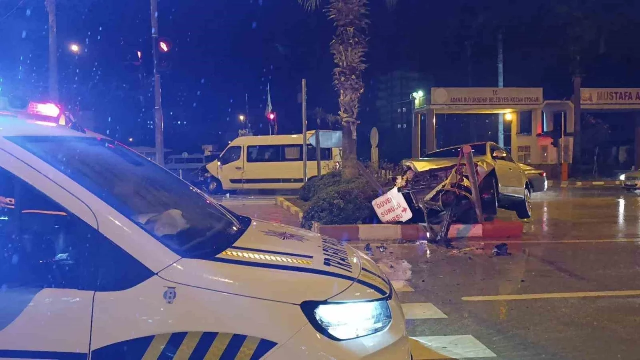 Adana'da minibüs ile otomobil çarpıştı: 4 yaralı