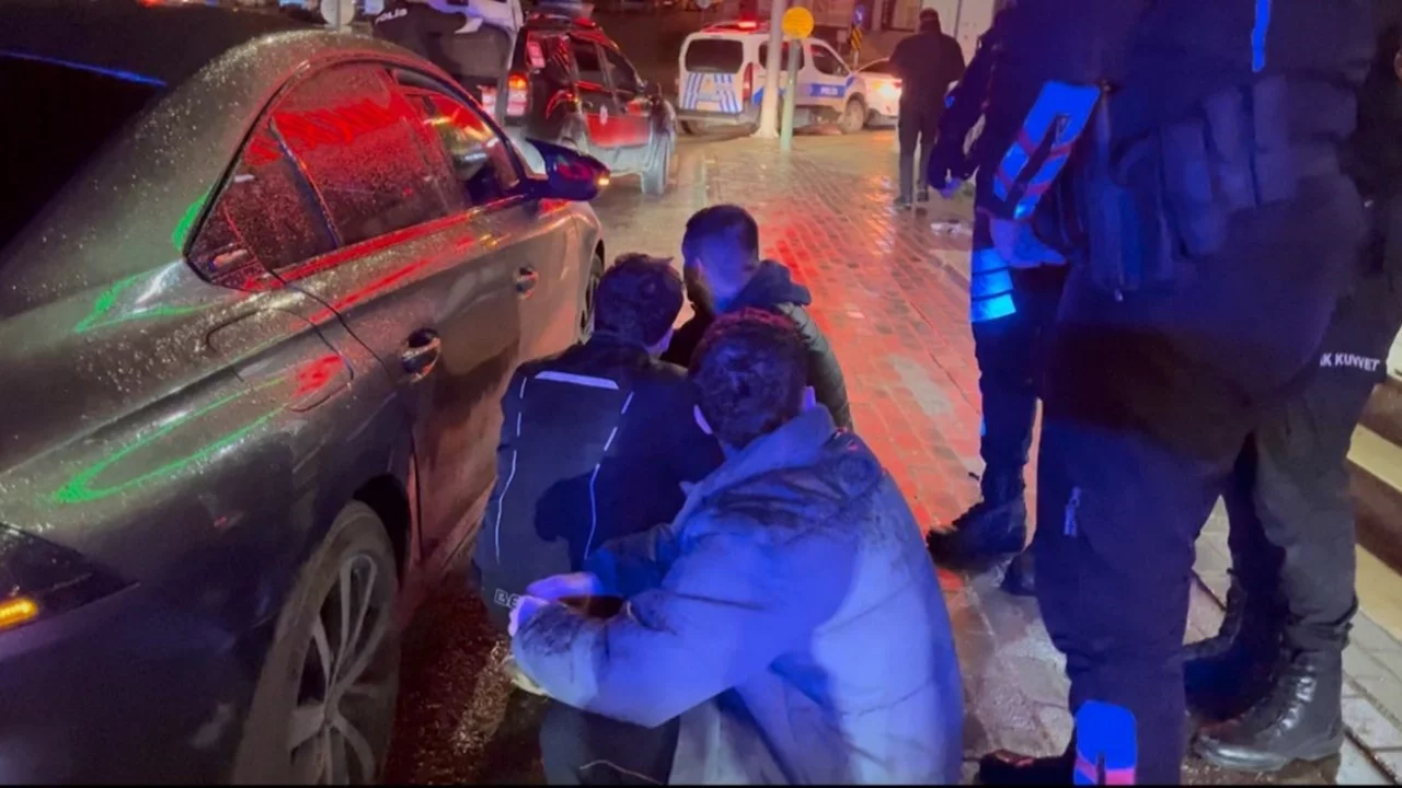 Bursa'da alkolsüz sürücüsü, ekipleri görünce gaza bastı: Polisin üzerine sürüp kaçtı, "Panik yaptım" dedi