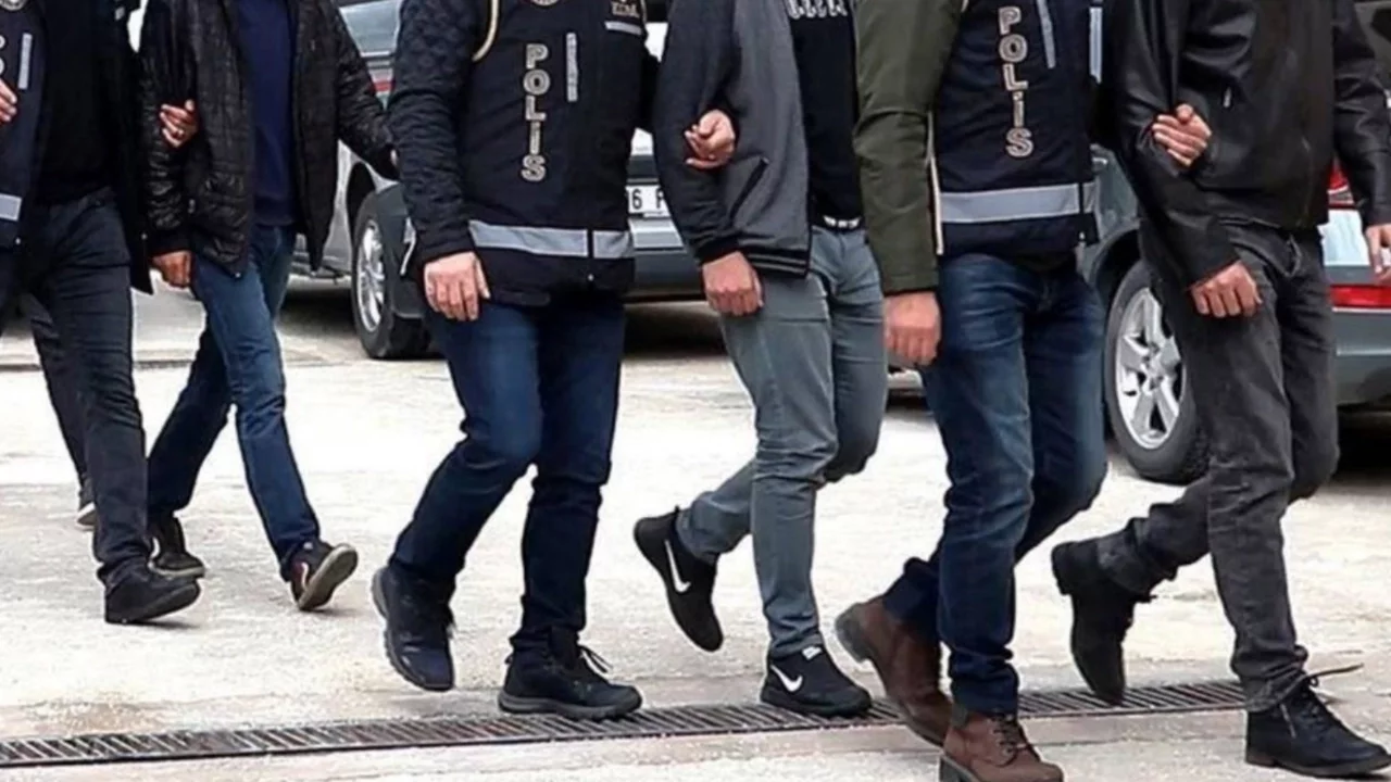 10 ilde "nitelikli dolandırıcılık" operasyonu: Kendilerini polis, savcı ve büyücü olarak tanıtan 67 kişi tutuklandı!