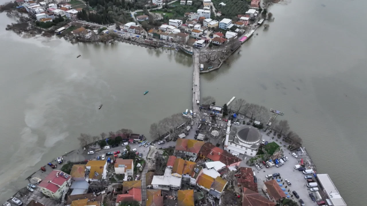 Debisi yükselen Uluabat Gölü'nün suyu Gölyazı'da evlerin duvarına dayandı