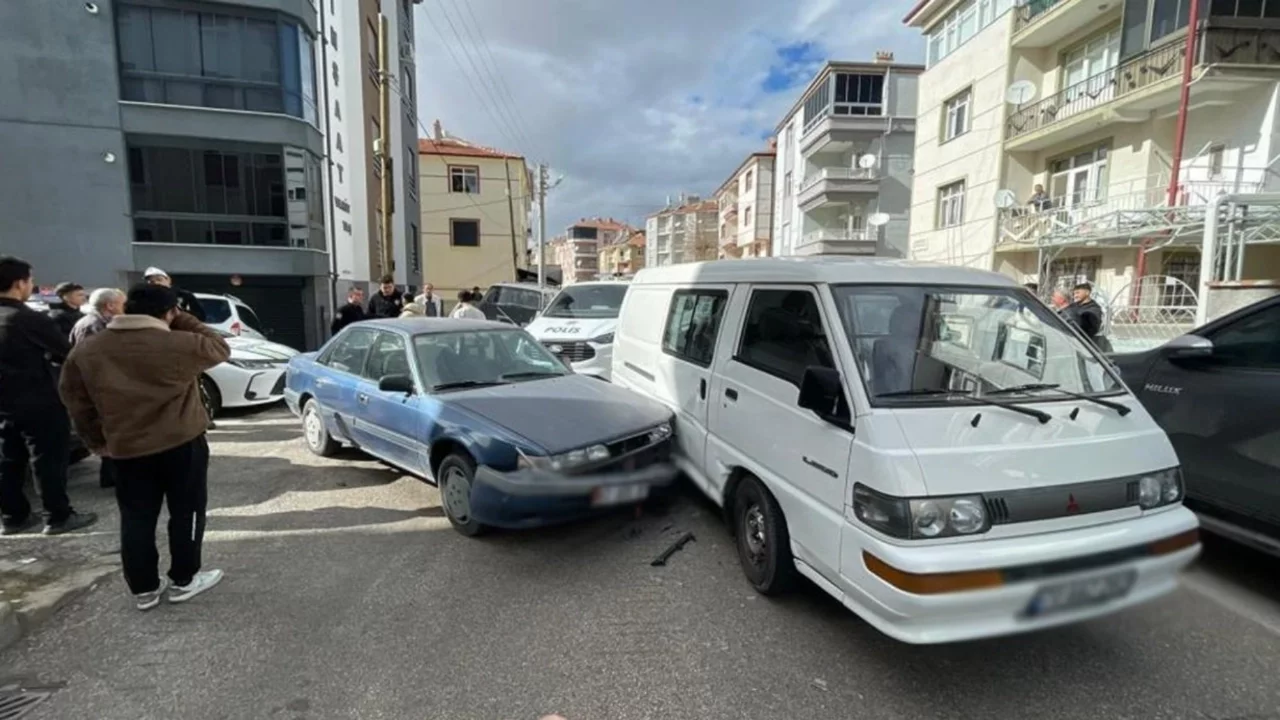 14 yaşındaki ehliyetsiz sürücü polisten kaçarken minibüse çarptı