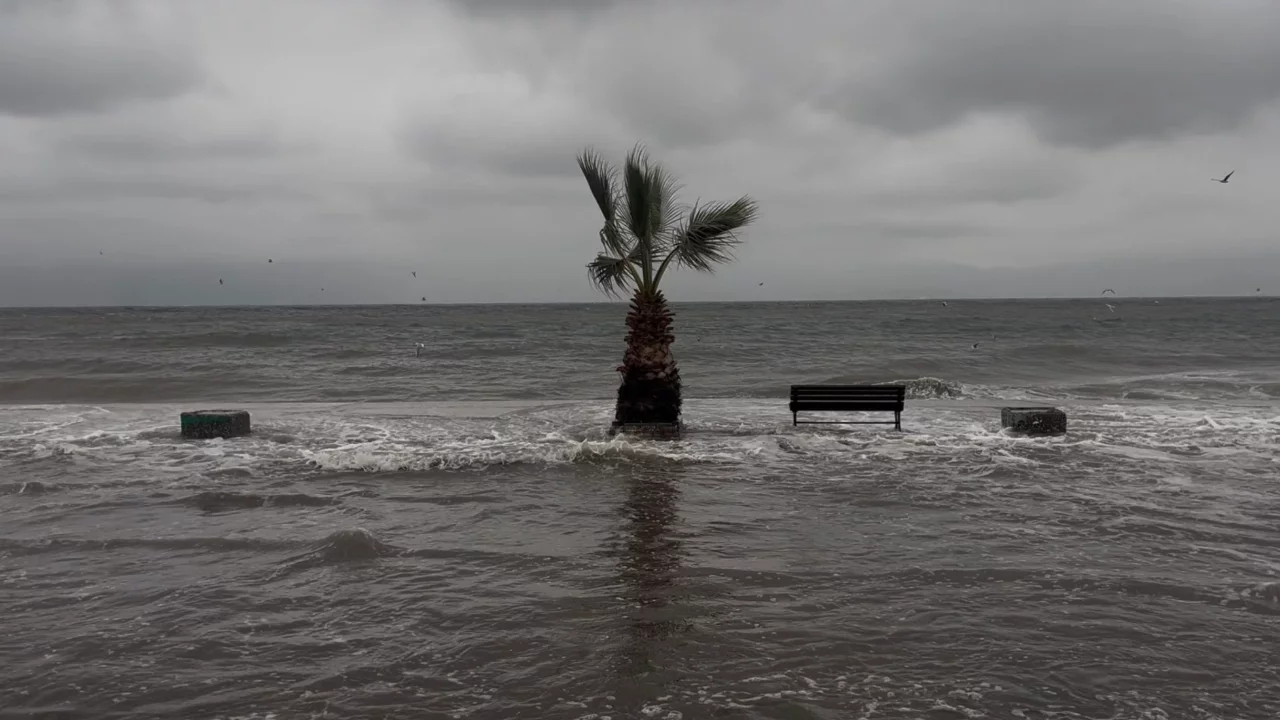 Sağanak Bursa'yı vurdu! Denizle kara birleşti, sokaklar göle döndü...