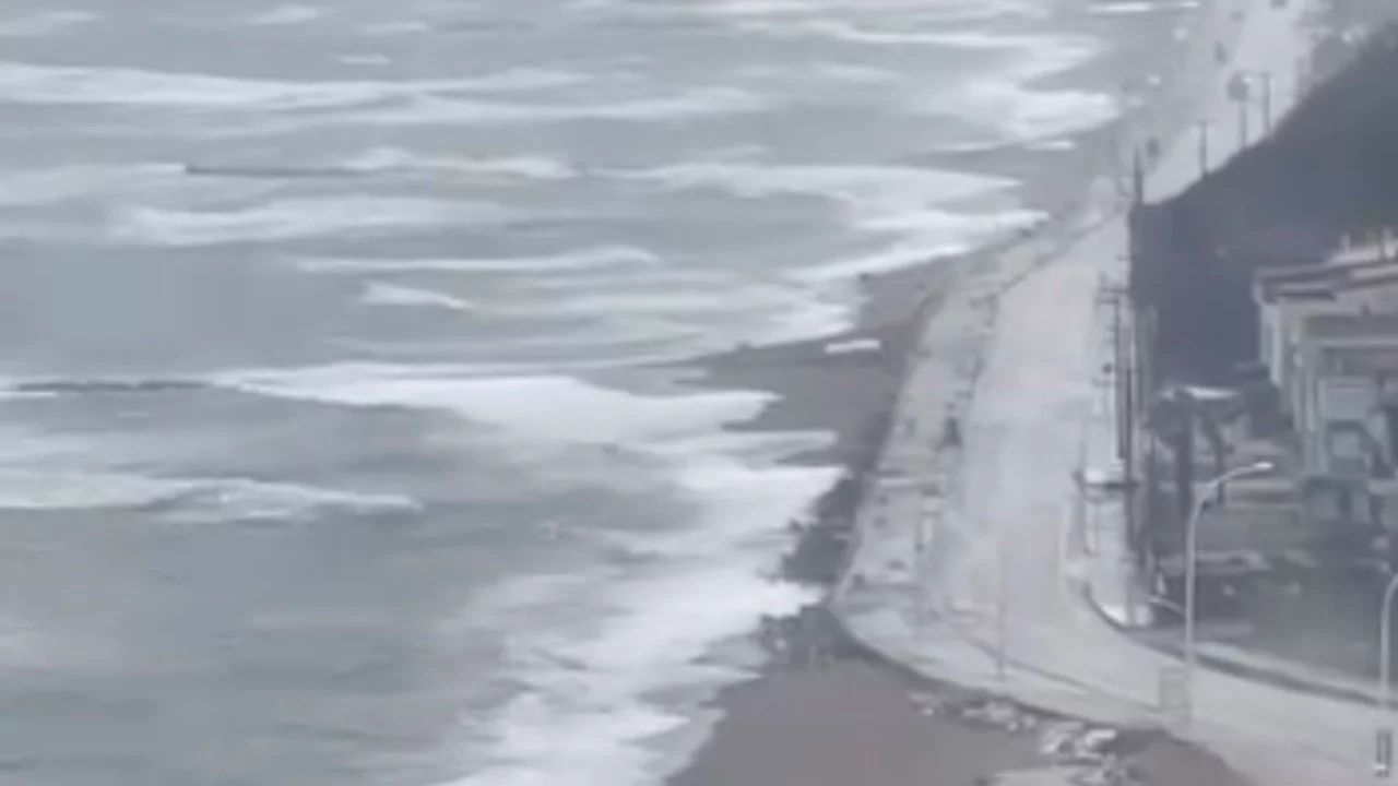 Karacabey'de fırtına ve sağanak nedeniyle deniz taştı