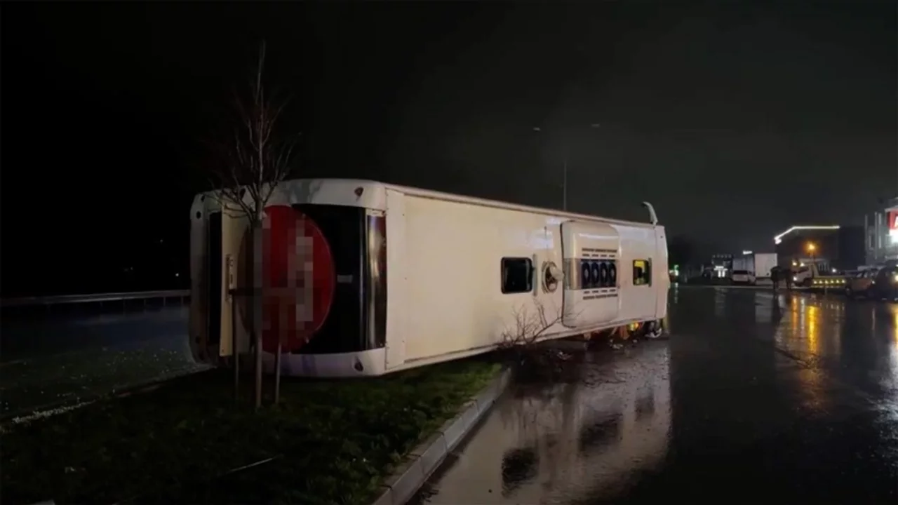 Samsun'da yolcu otobüsü devrildi: 6 yaralı