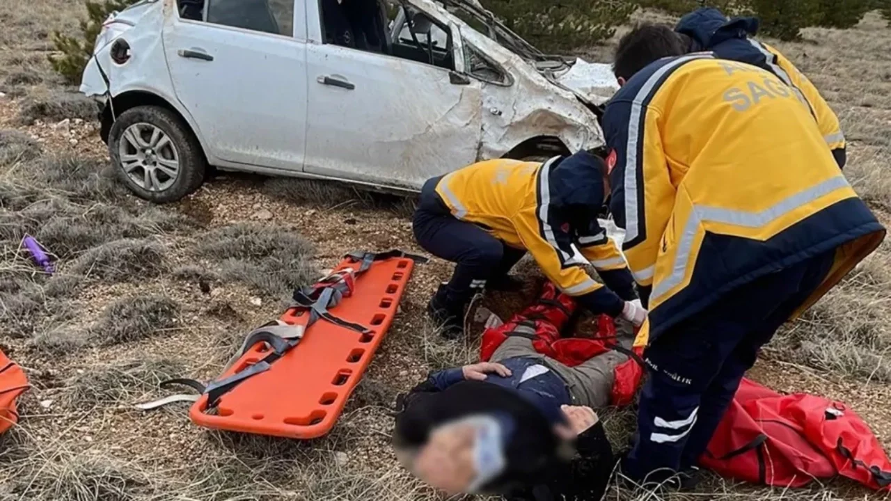 Boşanma aşamasındaki eşini bıçaklayıp kaçan şüpheli trafik kazasında öldü