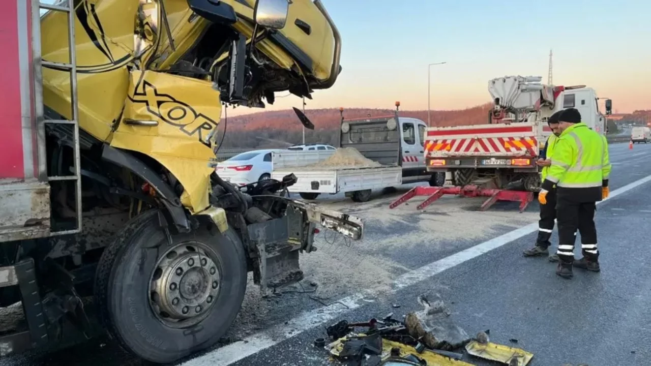 Kuzey Marmara Otoyolu'nda kamyon tıra arkadan çarptı