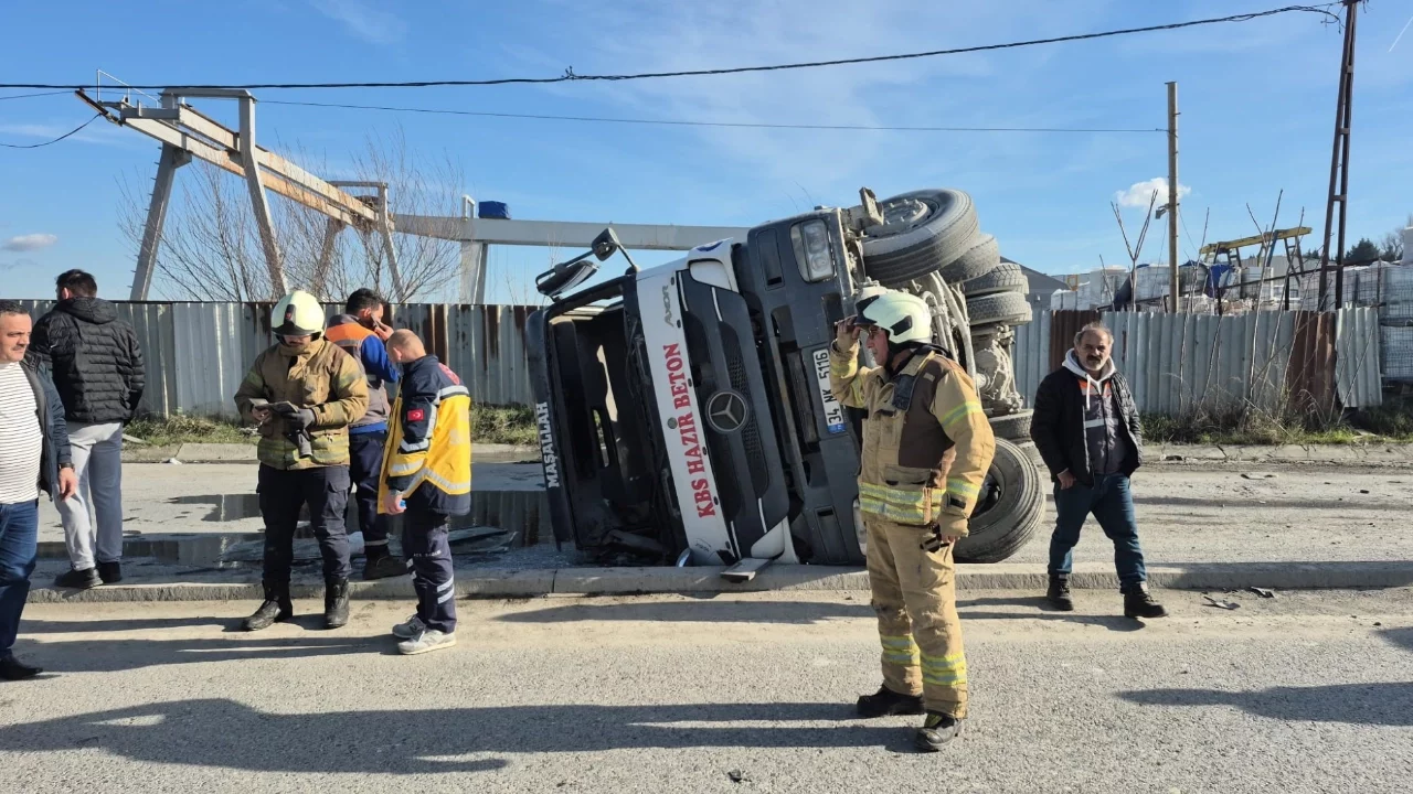 İstanbul'da beton mikseri devrildi: Sürücü yaralandı