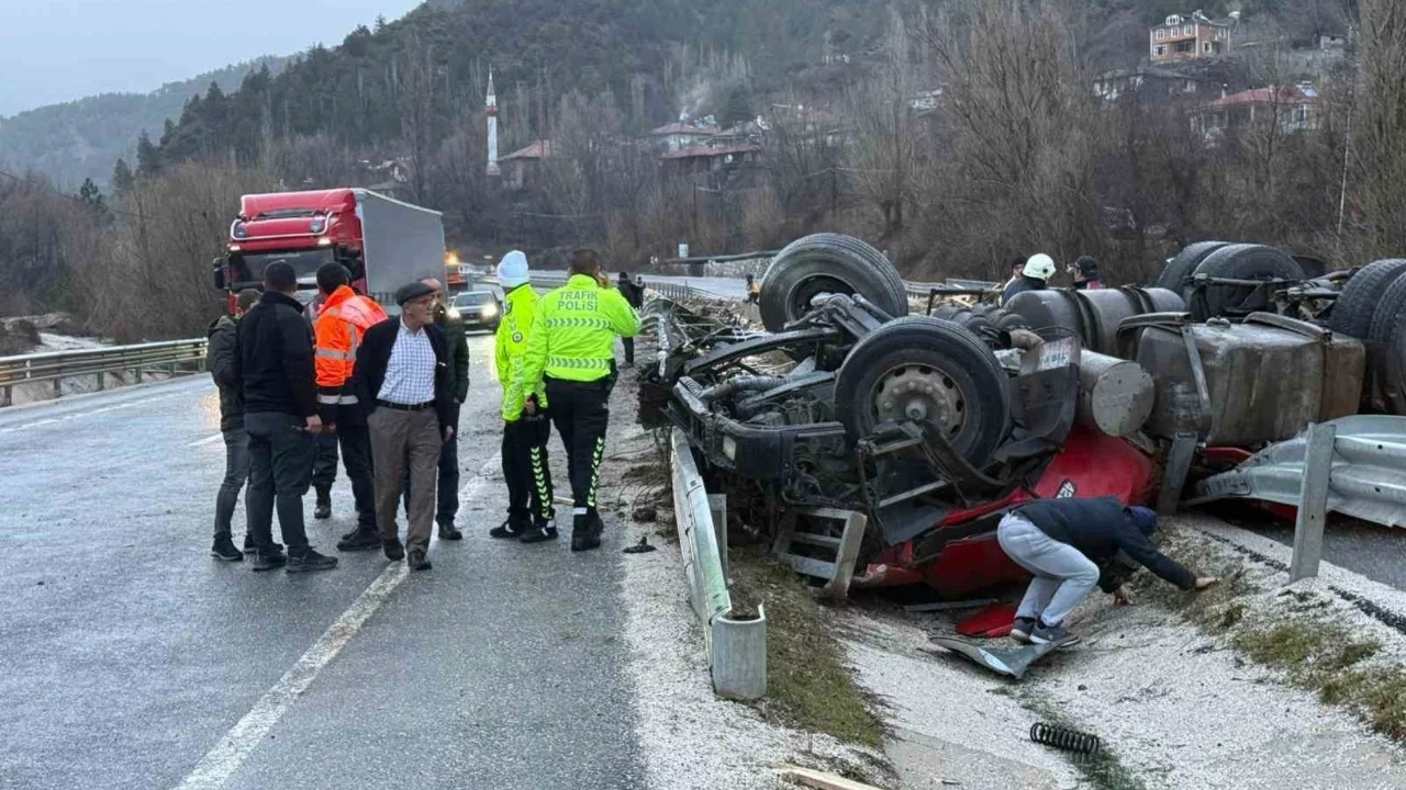 Devrilen tırın altında kalan sürücü yaşamını yitirdi
