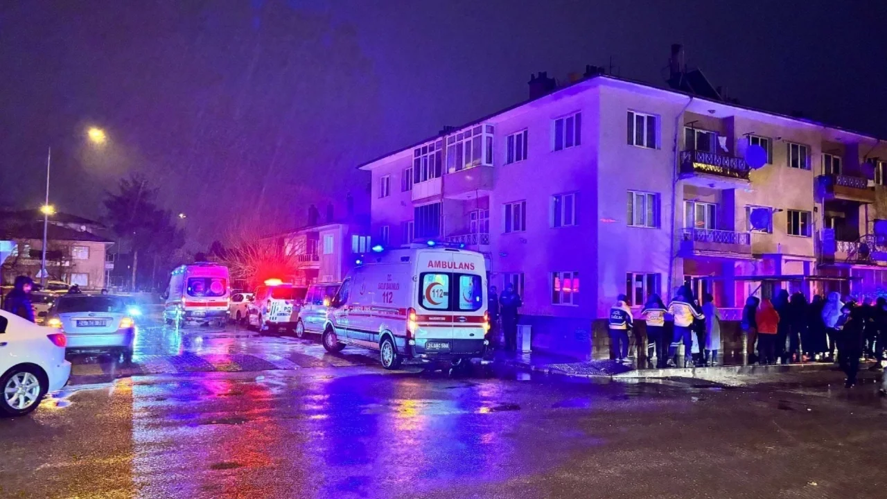 Erzincan'da yangın paniği: 3'ü çocuk 8 kişi dumandan etkilendi
