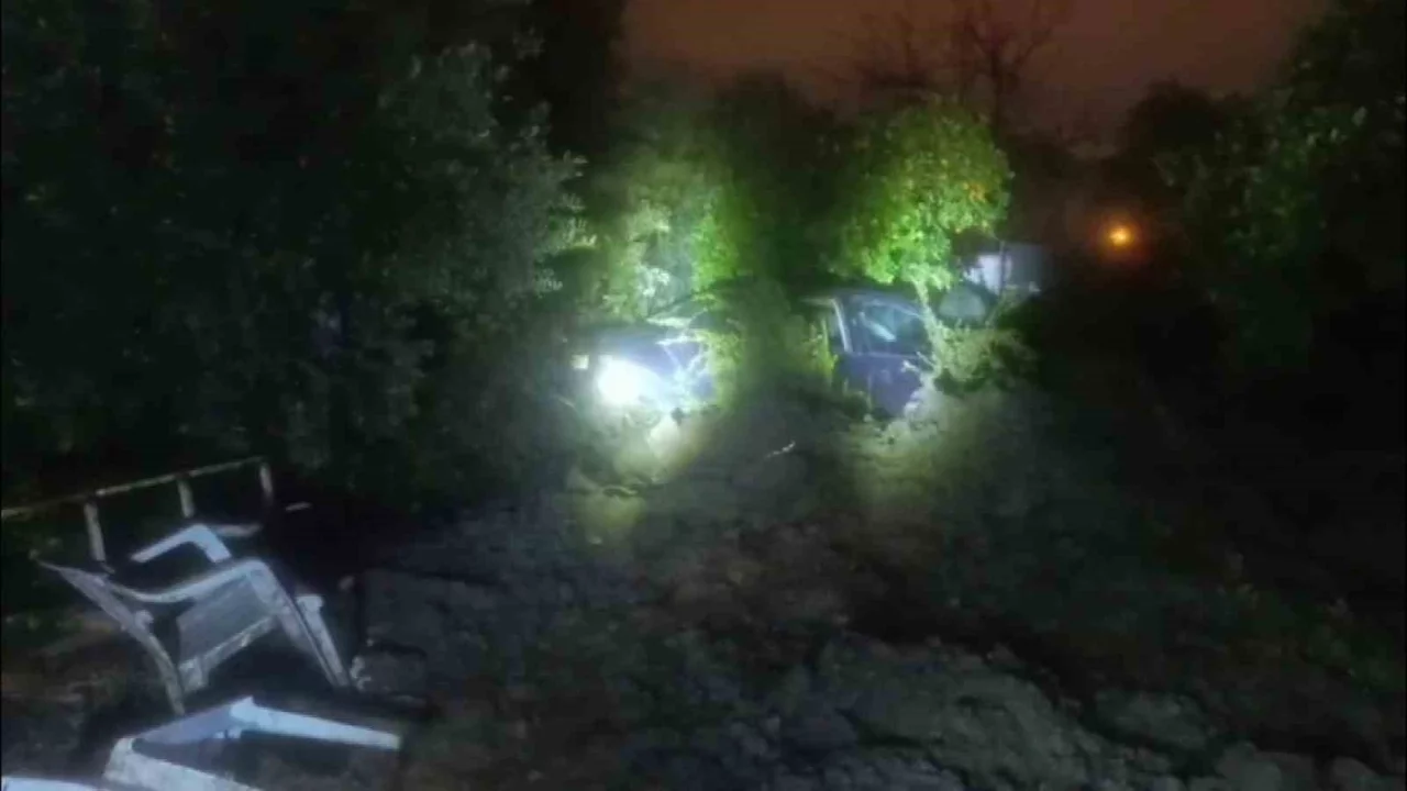 Hatay'da heyelan: Ev ve araç zarar gördü, ulaşım aksadı