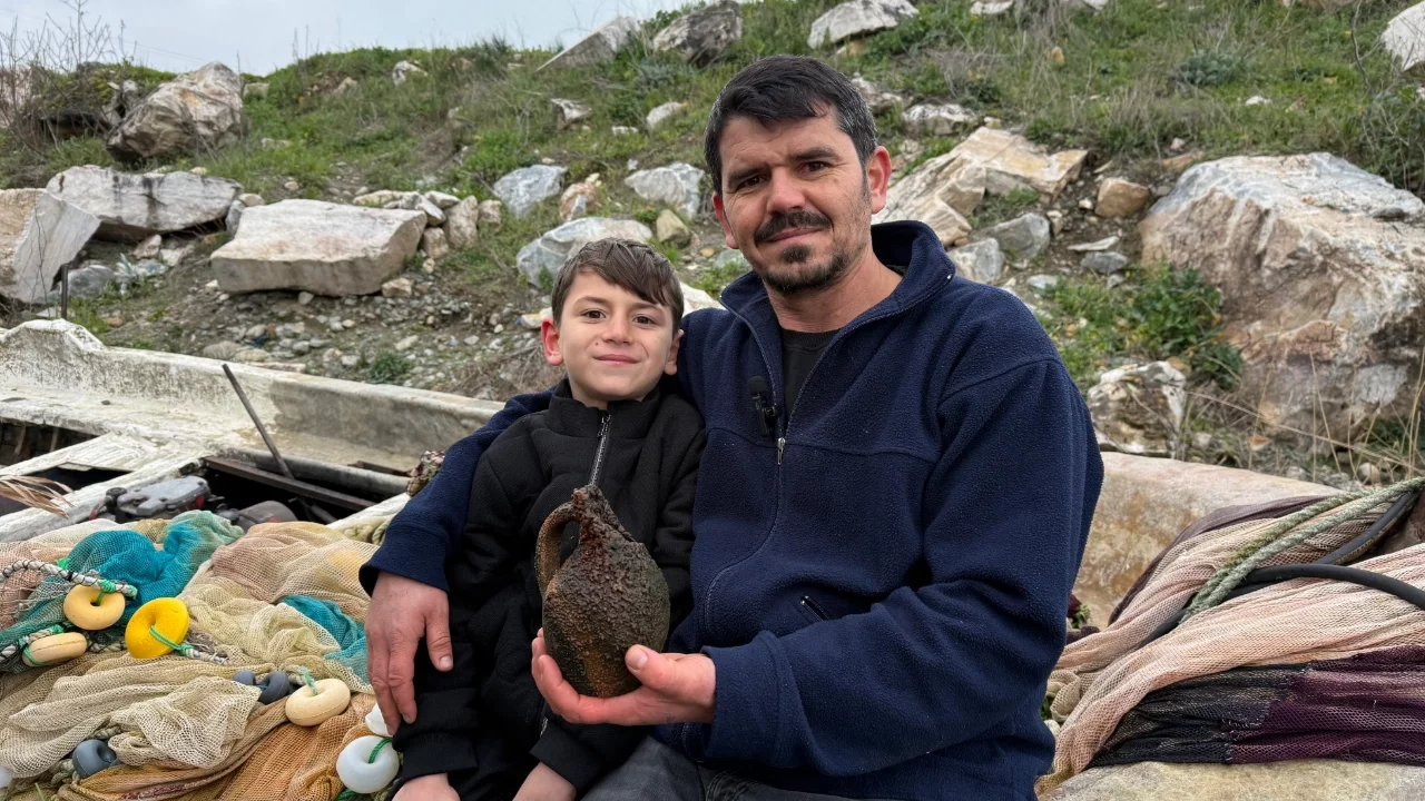 Bursa'da kuraklığın etkisiyle su seviyesinin düştüğü İznik Gölü'nde balıkçıların ağına küp takıldı