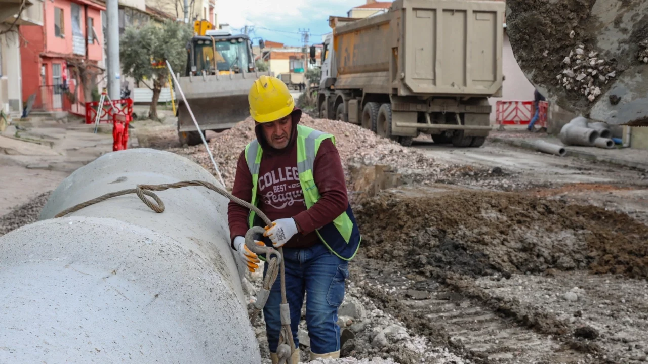 Büyükşehir Belediyesi, Mustafakemalpaşa'da 1970'li yıllardan kalma altyapıyı iyileştiriyor