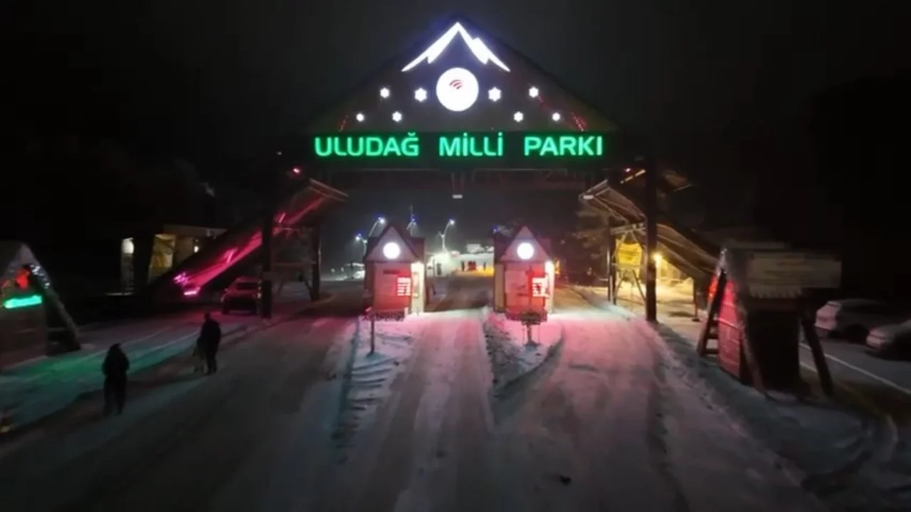 Uludağ'da kış lastiği ya da zinciri bulunmayan araçların geçişine izin verilmedi