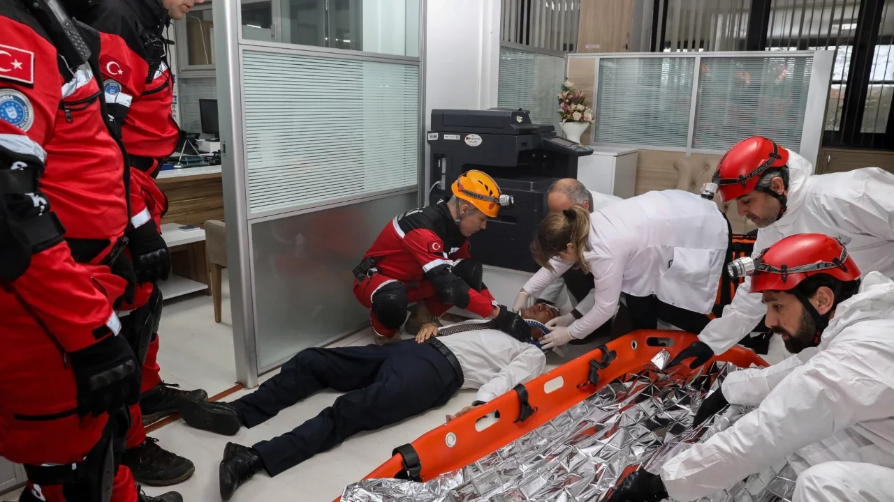 BUSKİ personelinden gerçeği aratmayan tatbikat