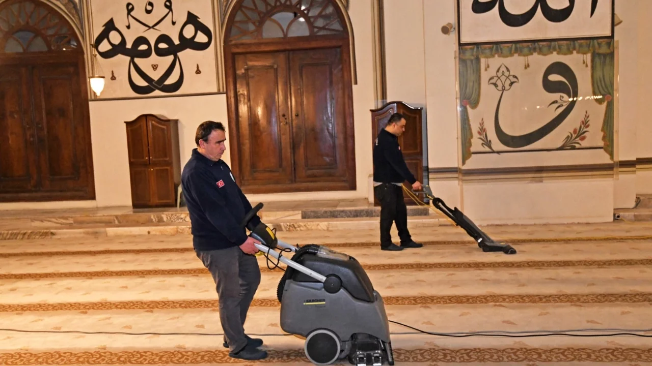 Osmangazi'de camilerde kapsamlı temizlik