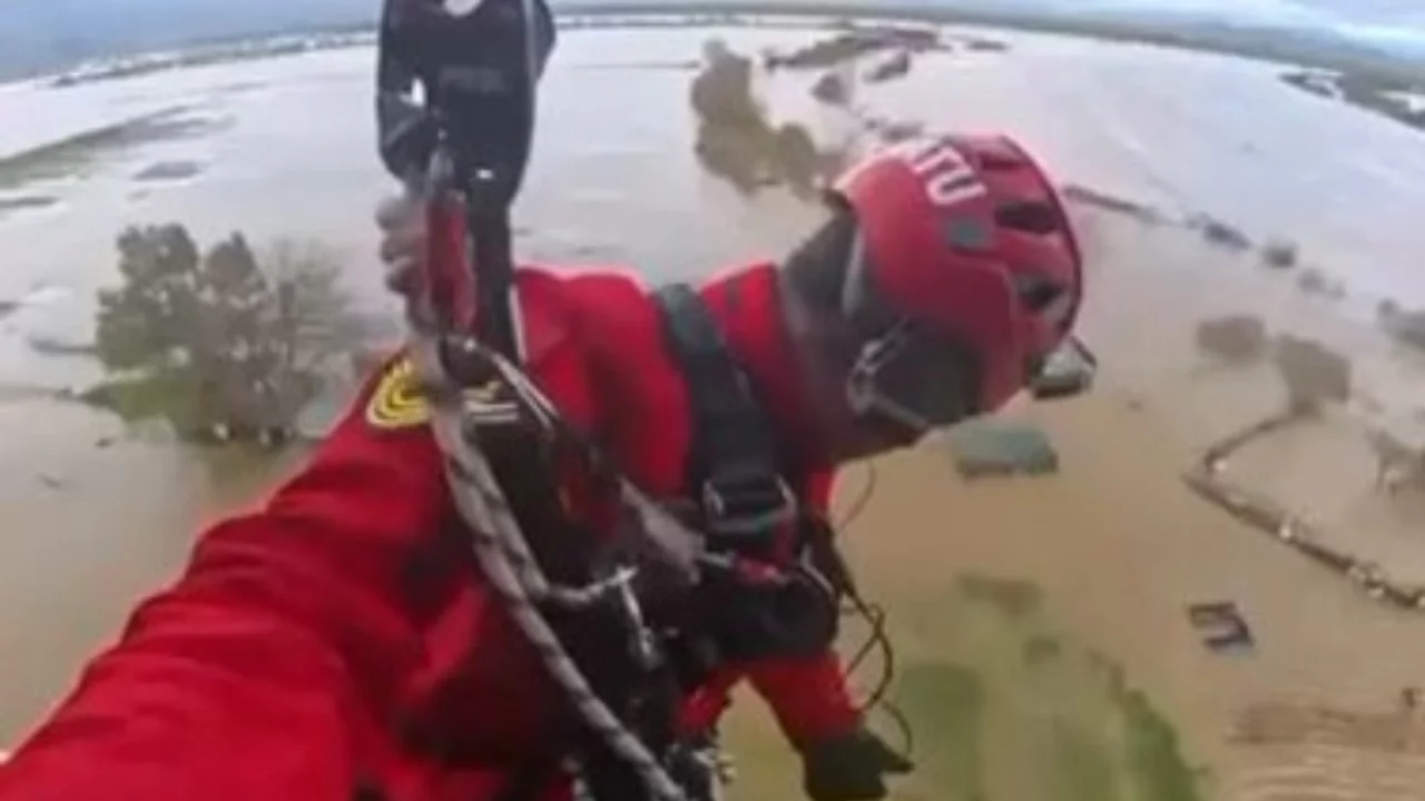 Taşkında mahsur kalan vatandaşın kurtarılma anları jandarma kamerasına yansıdı