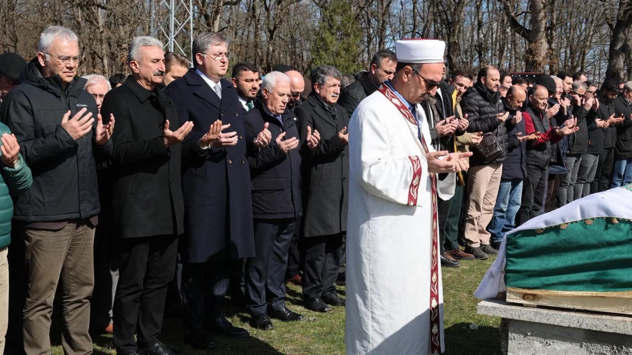 CHP Bursa Milletvekili Kayıhan Pala'nın kayınvalidesi son yolculuğuna uğurlandı