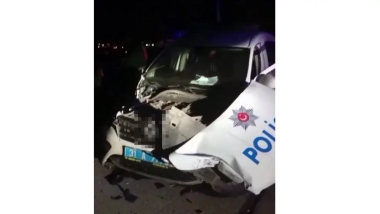 Hatay'da alkollü sürücü polis aracına çarptı: 2 polis yaralı
