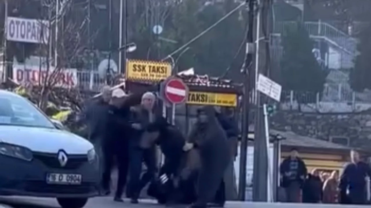 Bursa'da taksici ile motosiklet sürücüsü tekme tokat kavga etti