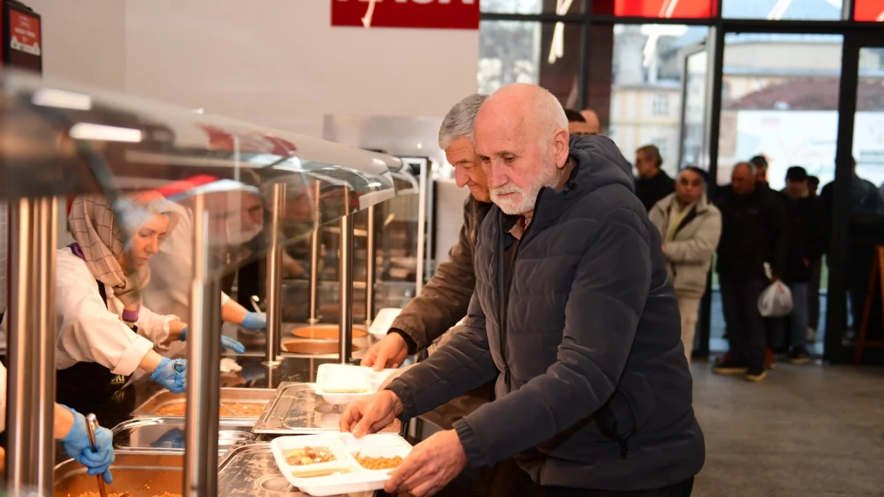 Ramazan'ın ilk iftarında Osmangazi'de kardeşlik sofrası
