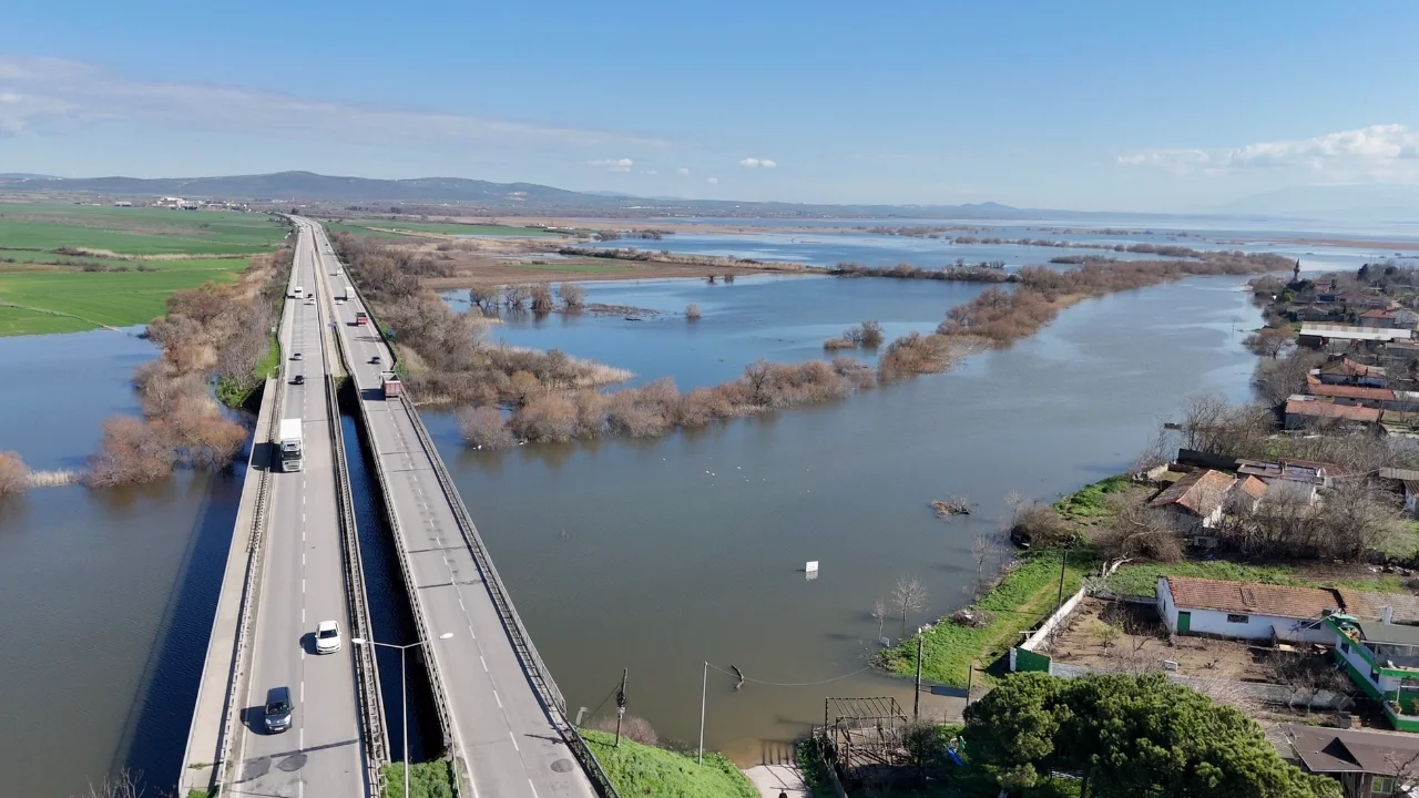 Bursa'da göl seviyesi yükselince evlerin bahçeleri sular altında kaldı