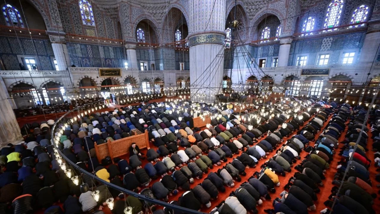 Camilerde ramazanın ilk cuma namazı kılındı