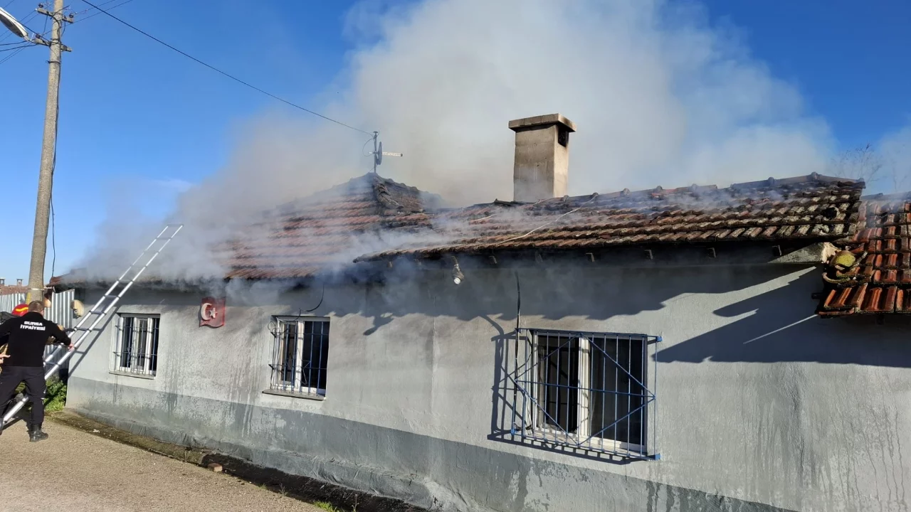 Bursa'da yaşlı çiftin evi alev alev yandı