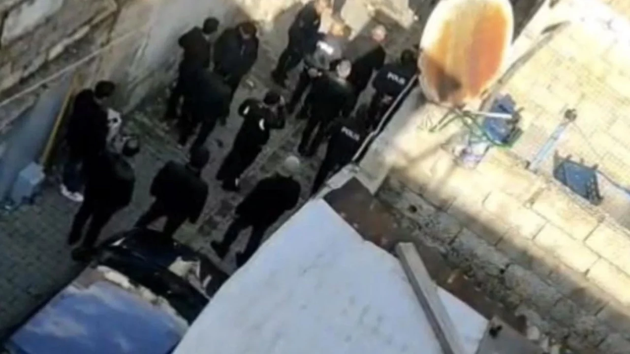 Hırsızlık için girdikleri evdeki kadınları darbettiler