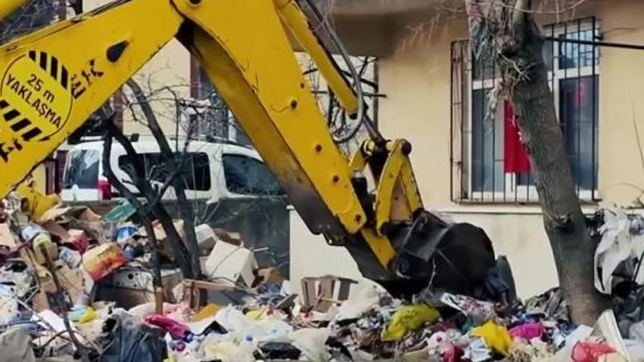 Kötü koku ihbarı ekipleri harekete geçirdi: Bir evden 30 ton çöp çıktı