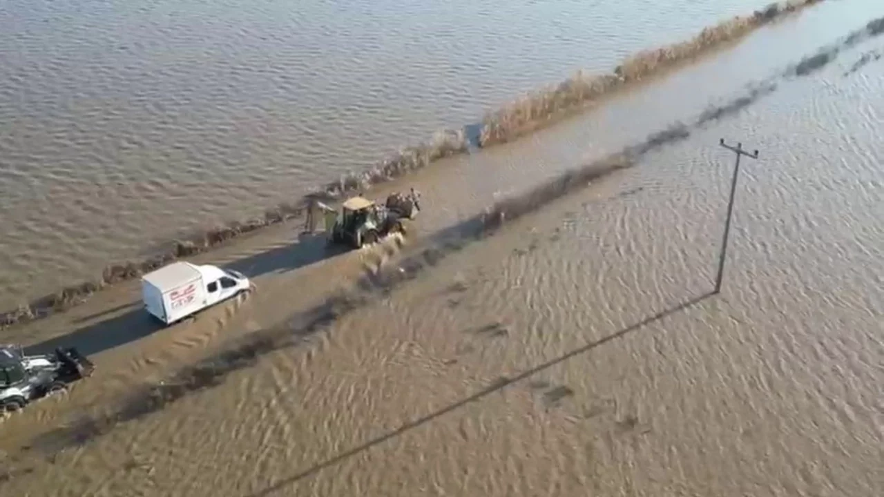 Bursa'da sel sularında araçta mahsur kalan sürücü ekiplerce kurtarıldı