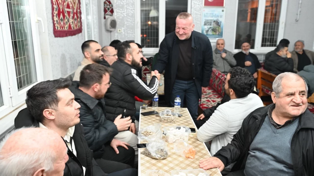 Karacabey Belediye Başkanı Karabatı teravih sonrası vatandaşlarla buluştu