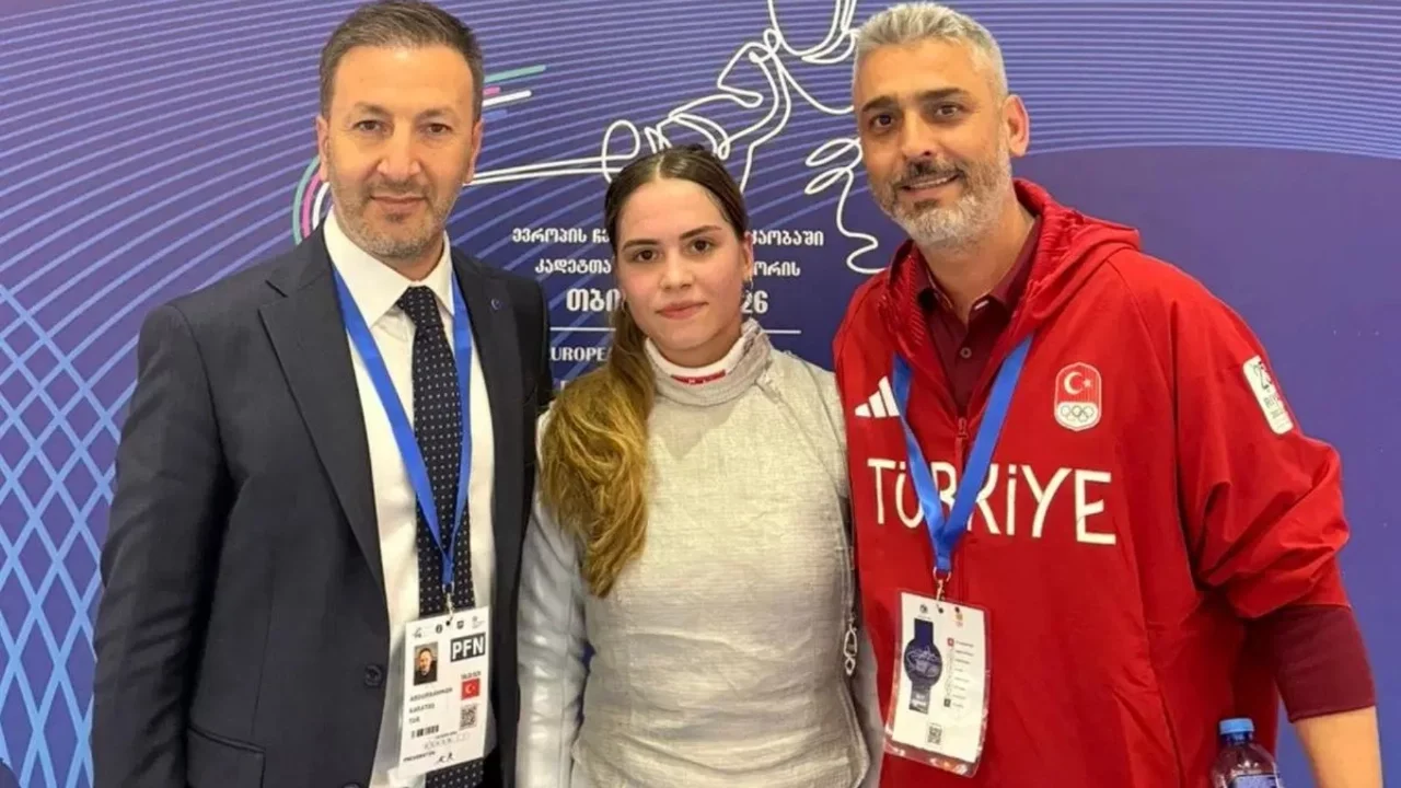 Milli eskrimci Alara Atmaca'dan altın madalya!