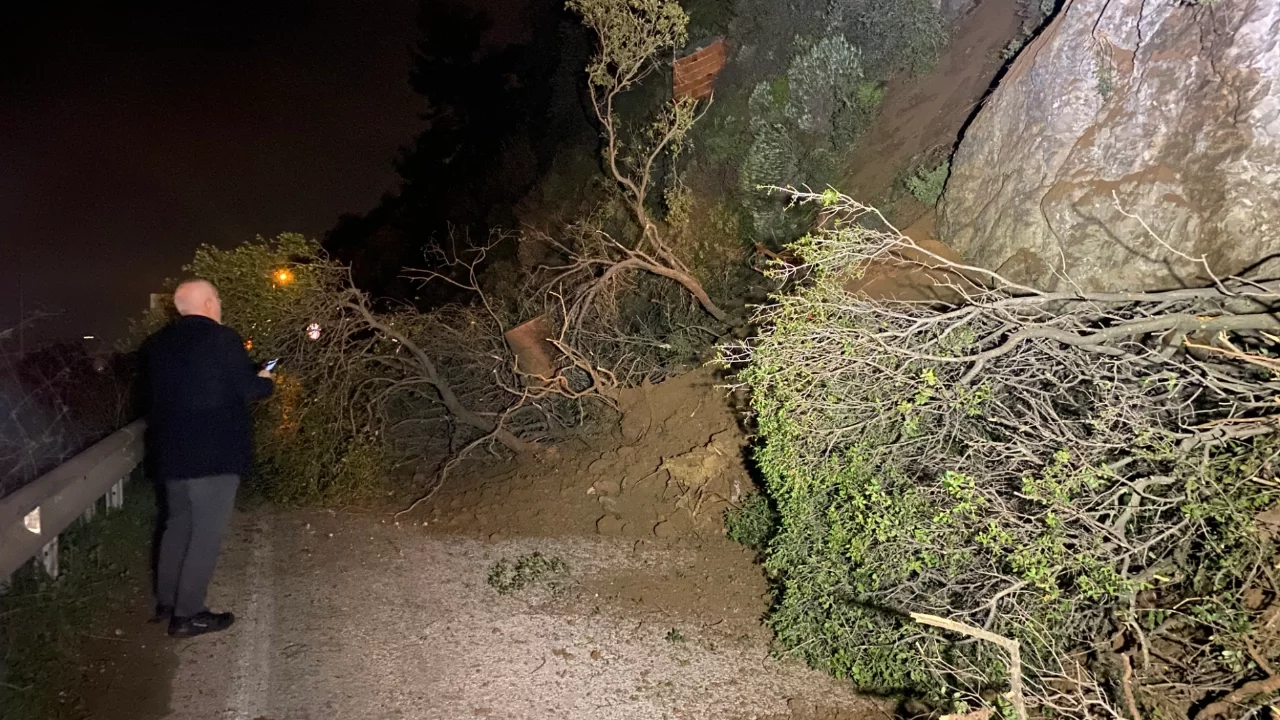 Bursa'da heyelan! Mudanya-Kurşunlu yolu trafiğe kapatıldı