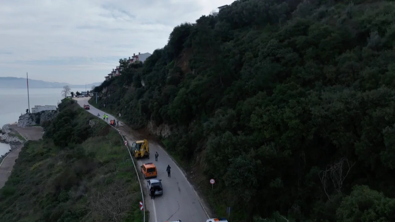 Bursa'da heyelan bölgesi temizlendi: Kapanan yol trafiğe açıldı