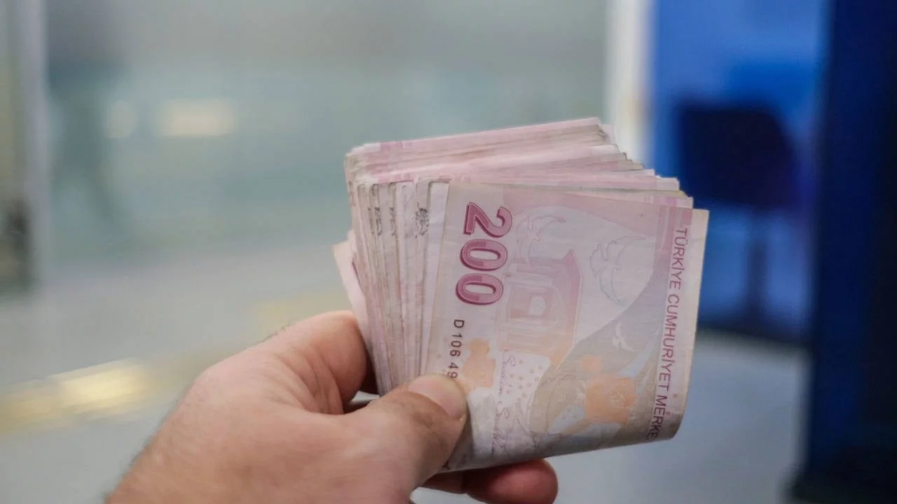 Bayram ikramiyesi için masada 3 rakam var