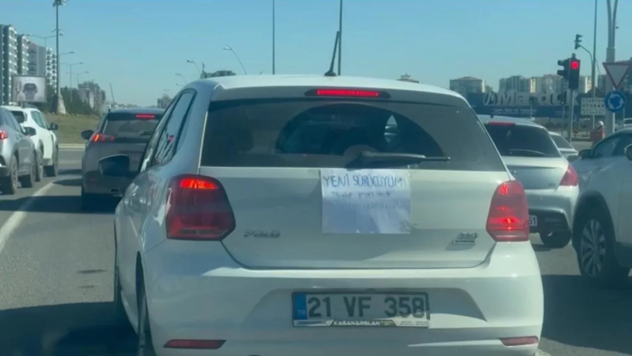 Diyarbakır'da kadın sürücü 'yeni sürücüyüm, sabır imandandır' yazısıyla trafiğe çıktı