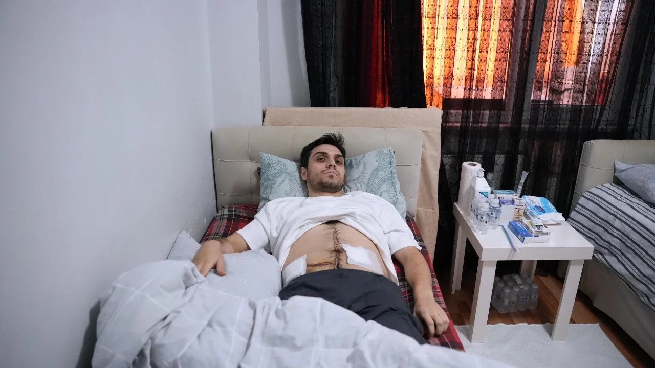 İstanbul'da darbedilen çocuğu kurtarmak isterken 6 yerinden bıçaklandı!